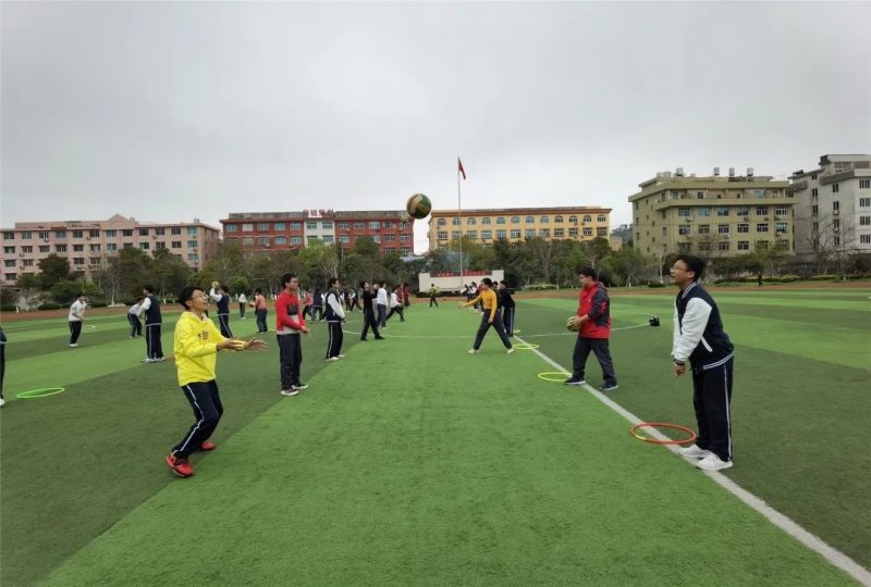 第二节由坎门一中张宁老师执教《正面双手垫球技术方法2》.