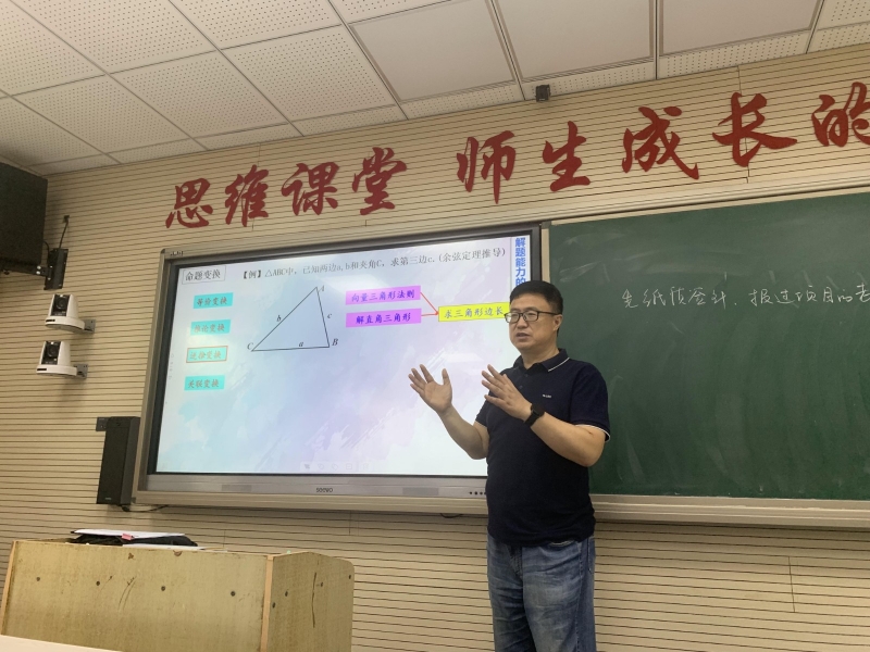 首先由工作室主持人,特级教师陈平老师作专题报告,题目为《习题教学的